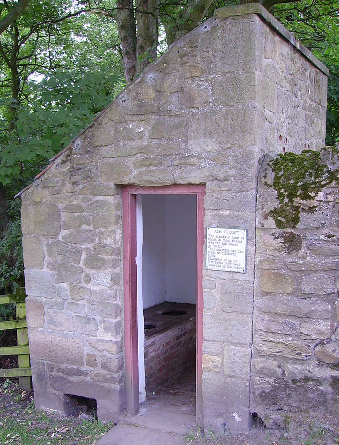 687px-Toilet_in_the_Beamish_Museum_01 (2)